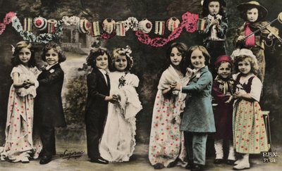 踊る子供たち 作： French Photographer